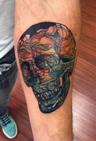 男生手臂上彩绘抽象线条骷髅形状纹身图片
