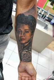 男生手臂上彩绘素描技巧优雅人物肖像纹身图片