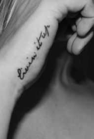 女生手部黑色线条创意文艺花体英文纹身图片