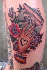 女生腿上彩绘创意手掌与信件纹身图片