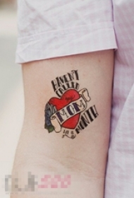 男生手臂上彩绘心形和英文单词纹身图片