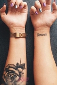 女生手臂上黑色点刺植物素材抽象线条花朵纹身图片