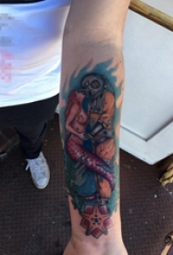 女生手臂上彩绘人物与美人鱼纹身图片