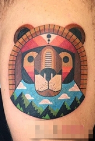 男生手臂上彩绘线条风景与狮子纹身图片