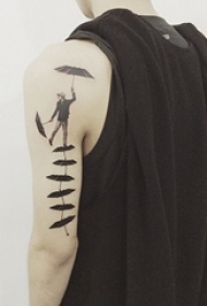 男生手臂上黑色点刺线条人物肖像纹身图片