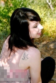 女生背部黑色线条小鸟文艺小清新纹身图片