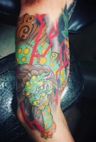 男生手臂上彩绘素描创意福犬纹身图片