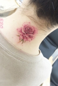 女生颈部唯美清新花朵纹身图片