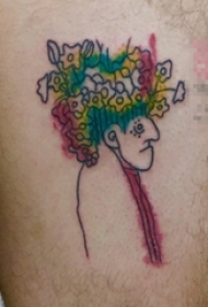 男生腿上彩绘线条人物与创意花朵头饰纹身图片
