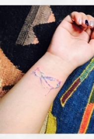 女生手腕上彩绘渐变小清新植物花朵纹身图片