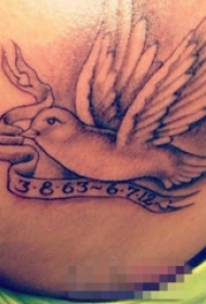 女生背部黑色素描点刺技巧小鸟纹身图片