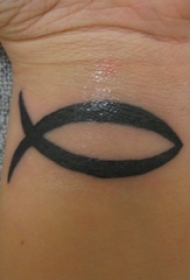 男生手腕上黑色抽象线条小动物鱼纹身图片