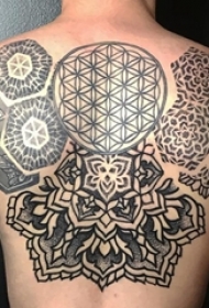 适合男生的创意黑灰色几何花纹纹身图案