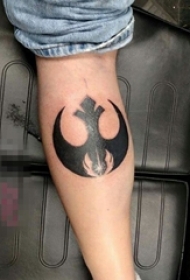 男生小腿上黑色抽象线条符号纹身图片