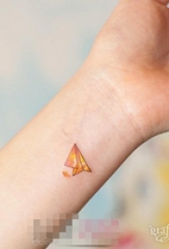 女生手腕上彩绘线条清新纸飞机纹身图片