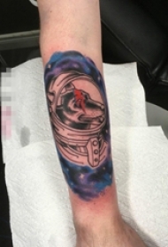 男生手臂上彩绘创意星空与狗纹身图片