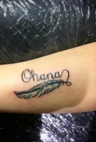 男生手臂上彩绘技巧英文单词和柔软羽毛纹身图片