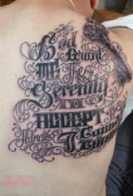 女生背部黑灰素描点刺技巧创意唯美花体英文纹身图片