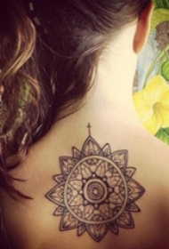 女生背部黑色线条素描创意花纹纹身图片