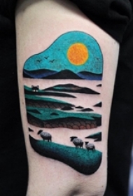 女生手臂上彩绘水彩创意落日风景纹身图片