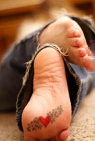 女生脚底黑色素描创意心形纹身图片