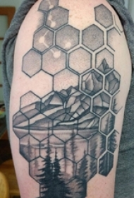 男生手臂上黑灰色几何线条星座与风景纹身图片