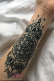 女生手臂上黑灰色几何线条唯美花纹纹身图片