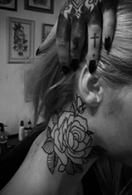 女生颈后黑色植物素材简单线条花朵纹身图片