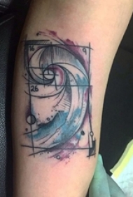 男生小腿上彩绘渐变几何线条浪花纹身图片