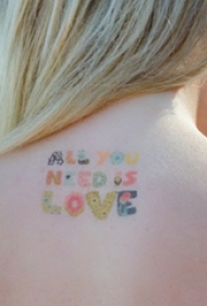 女生背部彩绘水彩创意卡通花体英文纹身图片