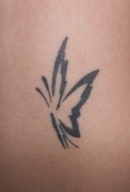 女生腰上黑色线条创意唯美蝴蝶纹身图片