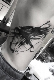 男生侧腰上黑色点刺中国风水墨抽象线条纹身图片