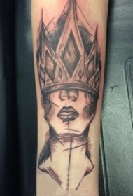男生手臂上黑灰点刺素描人物肖像纹身图片