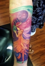 女生手臂上彩渐变抽象线条卡通人物肖像纹身图片