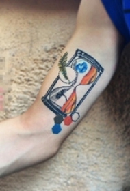 男生手臂上彩绘几何线条沙漏纹身图片