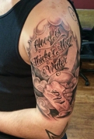 男生手臂上黑灰点刺抽象线条花体英文半袖纹身图片