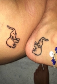 情侣黑色素描点刺技巧可爱大象小图案纹身图片