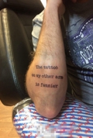 男生手臂上黑色简单线条英文短句纹身图片