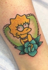 女生小腿上彩绘植物花朵和卡通人物纹身图片