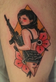 男生大腿上彩绘几何线条花朵和人物纹身图片