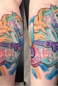 男生小腿上彩绘水彩素描创意马头纹身图片