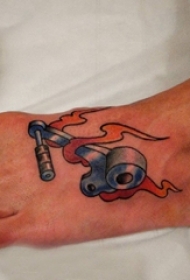 男生脚背上彩绘水彩素描创意自行车零件纹身图片