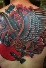 男生后背上彩绘植物花朵和动物老鹰纹身图片