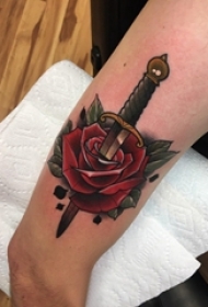 女生大腿上彩绘水彩素描创意霸气匕首唯美花朵纹身图片