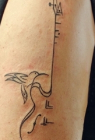 男生手臂上黑色抽象线条音符和吉他纹身图片