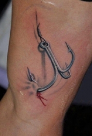 男生大腿上彩绘3d写实抽象线条鱼钩纹身图片