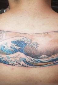 男生后背上彩绘几何抽象线条浪花纹身图片