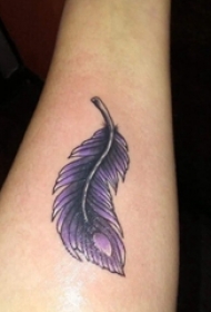 女生手臂上彩绘渐变简单线条轻柔羽毛纹身图片