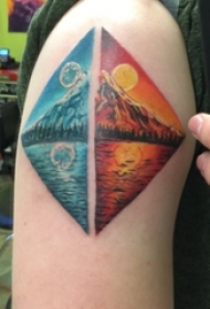 男生手臂上彩绘渐变几何简单线条创意山水风景纹身图片