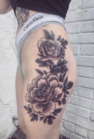 女生臀部彩绘渐变抽象线条文艺植物花朵纹身图片